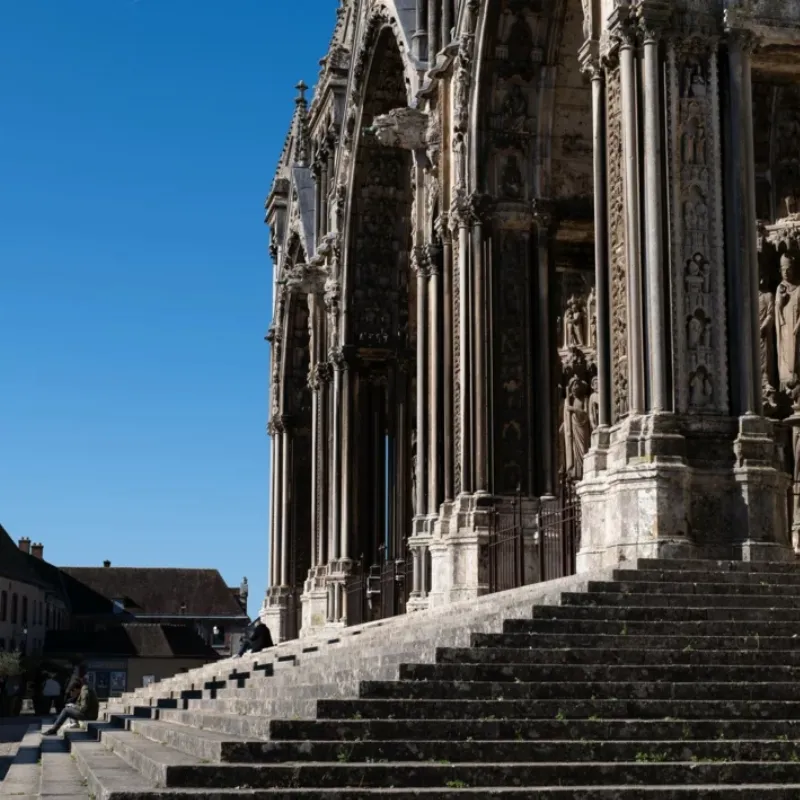 Trésor de Notre-Dame de Paris avec des pièces d'orfèvrerie de Goudji, objets liturgiques